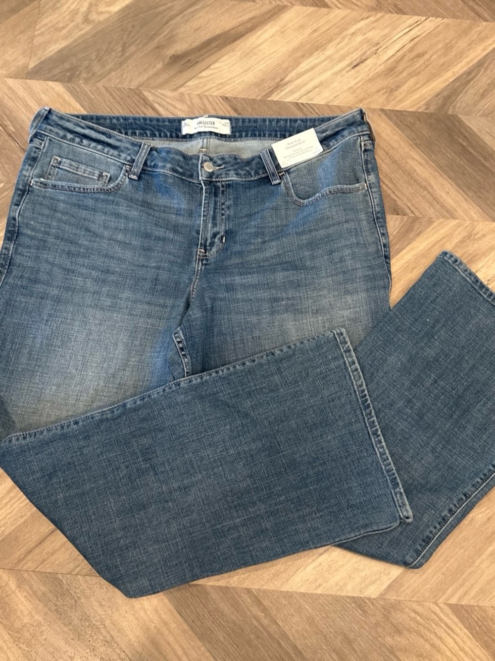 NWT Hollister Women’s Mid-rise Relaxed Bootcut Leg Jeans 18reg/W34